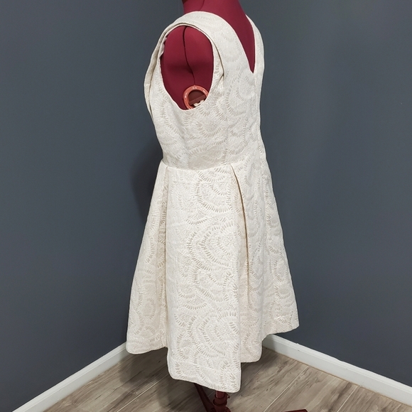 White Silver Damask Brocade Cocktail Dress Covington Short Sleeveless Christmas - Picture 2 of 9